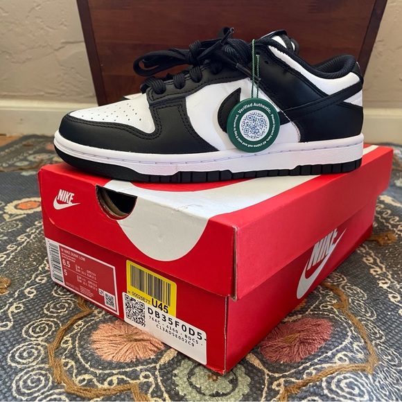 Authentic Women’s Nike Dunk Low Panda Size 6.5 - Picture 2 of 8